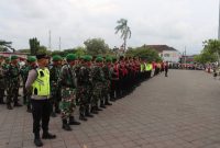 Ratusan personel gabungan dari TNI, Polri, Dishub, Satpol PP, PSC, PMI, dan BPBD mengikuti apel Pengamanan Malam Tahun Baru 2025, Selasa (31/12/2024).