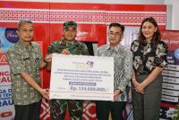 Pj Bupati Magrlang, Sepyo Achanto
menyerahkan bantuan RTLH di Kantor Bank Jateng Cabang Mungkid, Jumat (27/12/2024).