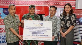 Pj Bupati Magrlang, Sepyo Achanto
menyerahkan bantuan RTLH di Kantor Bank Jateng Cabang Mungkid, Jumat (27/12/2024).