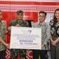 Pj Bupati Magrlang, Sepyo Achanto
menyerahkan bantuan RTLH di Kantor Bank Jateng Cabang Mungkid, Jumat (27/12/2024).
