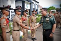 Panglima Komando Daerah Militer Iskandar Muda (Pangdam IM), Mayor Jenderal TNI Niko Fahrizal, menerima kunjungan 19 Taruna Akmil asal Aceh di Balee Sanggamara, Markas Kodam Iskandar Muda, Selasa (31/12/2024).