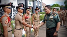 Panglima Komando Daerah Militer Iskandar Muda (Pangdam IM), Mayor Jenderal TNI Niko Fahrizal, menerima kunjungan 19 Taruna Akmil asal Aceh di Balee Sanggamara, Markas Kodam Iskandar Muda, Selasa (31/12/2024).