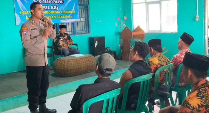 Bhabinkamtibmas Desa Batursari, Brigadir Anggi Saka Mardani, melaksanakan penyuluhan tentang bahaya kekerasan seksual kepada para ketua RT dan RW se-Desa Batursari, Kecamatan Sapuran, Kabupaten Wonosobo, Kamis (2/1/2025).