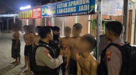 Sat Samapta Polres Demak melaksanakan patroli dinihari di Jalan Bhayangkara, Kelurahan Bintoro, Kecamatan Demak, Kabupaten Demak, Minggu (5/12/2025) dinihari.