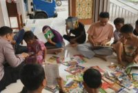 Aipda Sugimin (Bhabinkamtibmas Polsek Mijen) melaksanakan kegiatan Sambang Perpustakaan Keliling di wilayah  binaannya, Desa Geneng, RT.01/01, pada Minggu (5/1/2025).