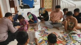 Aipda Sugimin (Bhabinkamtibmas Polsek Mijen) melaksanakan kegiatan Sambang Perpustakaan Keliling di wilayah  binaannya, Desa Geneng, RT.01/01, pada Minggu (5/1/2025).