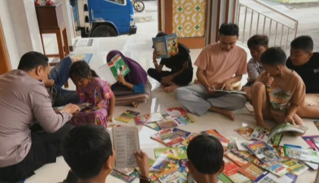 Aipda Sugimin (Bhabinkamtibmas Polsek Mijen) melaksanakan kegiatan Sambang Perpustakaan Keliling di wilayah  binaannya, Desa Geneng, RT.01/01, pada Minggu (5/1/2025).