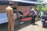 Aipda Maryanto (kanan) sedang mensosialisasikan cara membersihkan kandang ternak di kandang kambing milik Bapak Aris Subur di Desa Cabean, Demak, Selasa (7/1/2025).