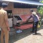 Aipda Maryanto (kanan) sedang mensosialisasikan cara membersihkan kandang ternak di kandang kambing milik Bapak Aris Subur di Desa Cabean, Demak, Selasa (7/1/2025).