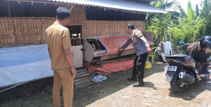 Aipda Maryanto (kanan) sedang mensosialisasikan cara membersihkan kandang ternak di kandang kambing milik Bapak Aris Subur di Desa Cabean, Demak, Selasa (7/1/2025).
