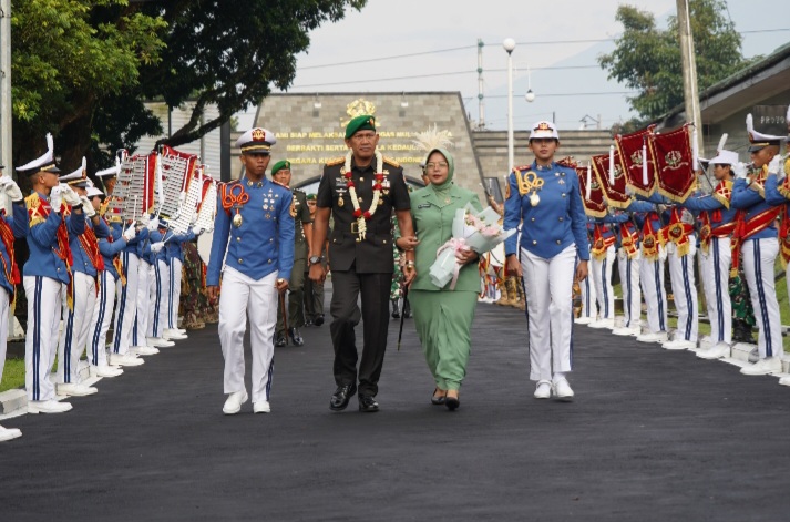 Brigjen TNI Kristomei Sianturi bersama istri menerima jajar kehormatan dan tradisi penyambutan sebagai Wakil Gubernur Akmil yang baru, menggantikan Brigjen TNI Sapto Widhi Nugroho, Rabu (8/1/24).