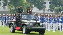 Gubernur Akmil, Mayjen TNI R. Sidharta Wisnu Graha memimpin upacara serah terima tugas, wewenang dan tanggung jawab jabatan Danmentar dari Brigjen TNI Kristomei Sianturi kepada Kolonel Inf Ali Akhwan di Lapangan Pancasila, Akmil, Rabu (8/1/2025).