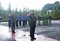 Kapendam IV/Diponegoro, Letkol Inf Andy Soelistyo memimpin rombongan ziarah di Taman Makam Pahlawan (TMP) Giri Tunggal, Semarang, pada Rabu (8/1/2025).
