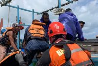 Tim SAR Evakuasi Tiga Nelayan di Pantai Beringin Jepara.