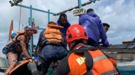 Tim SAR Evakuasi Tiga Nelayan di Pantai Beringin Jepara.