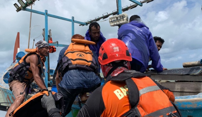 Tim SAR Evakuasi Tiga Nelayan di Pantai Beringin Jepara.