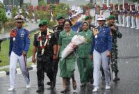 Calon Gubernur Akmil yang baru, Brigjen TNI Arnold Aristoteles Paplapna Ritiauw beserta Ibu, disambut di Pintu Satu Kesatrian Akmil, Rabu (8/1/2025).
 
