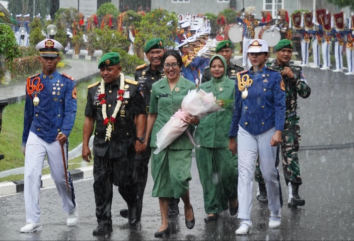 Calon Gubernur Akmil yang baru, Brigjen TNI Arnold Aristoteles Paplapna Ritiauw beserta Ibu, disambut di Pintu Satu Kesatrian Akmil, Rabu (8/1/2025).
 