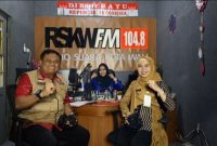 Bupati Demak, Eisti’anah bersama Plt. Kalaksa BPBD Kabupaten Demak, Haris Wahyudi Ridwan, saat menjadi narasumber Talkshow di Radio Suara Kota Wali (RSKW) 104.8 FM Kamis (9/1/25).