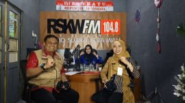 Bupati Demak, Eisti’anah bersama Plt. Kalaksa BPBD Kabupaten Demak, Haris Wahyudi Ridwan, saat menjadi narasumber Talkshow di Radio Suara Kota Wali (RSKW) 104.8 FM Kamis (9/1/25).