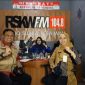 Bupati Demak, Eisti’anah bersama Plt. Kalaksa BPBD Kabupaten Demak, Haris Wahyudi Ridwan, saat menjadi narasumber Talkshow di Radio Suara Kota Wali (RSKW) 104.8 FM Kamis (9/1/25).