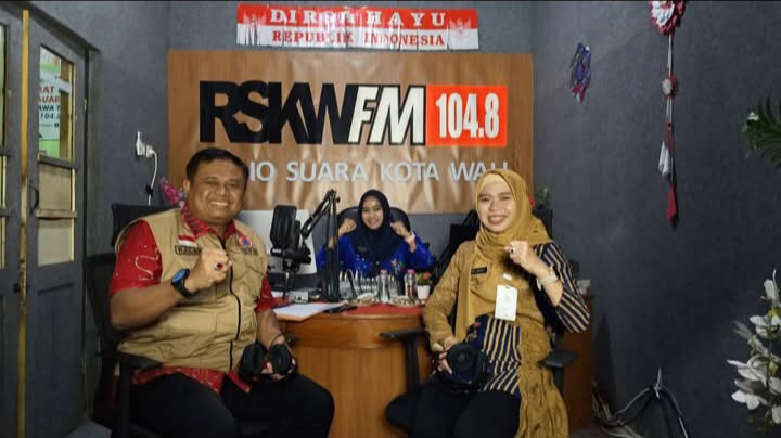 Bupati Demak, Eisti’anah bersama Plt. Kalaksa BPBD Kabupaten Demak, Haris Wahyudi Ridwan, saat menjadi narasumber Talkshow di Radio Suara Kota Wali (RSKW) 104.8 FM Kamis (9/1/25).
