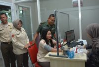 Para Prajurit dan PNS Pendam IV/Diponegoro, laksanakan kegiatan sosial donor darah di Kantor PMI Kabupaten Semarang, Kamis (9/1/2025).