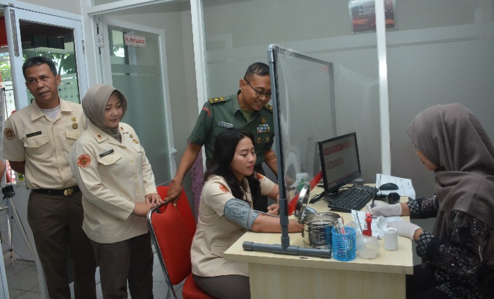 Para Prajurit dan PNS Pendam IV/Diponegoro, laksanakan kegiatan sosial donor darah di Kantor PMI Kabupaten Semarang, Kamis (9/1/2025).
