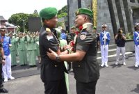 Gubernur Akmil, Mayor Jenderal TNI R. Sidharta Wisnu Graha melepas Wakil Gubernur Akmil, Brigadir Jenderal TNI Sapto Widhi Nugroho di pintu satu Kesatrian Akademi Militer, Selasa (8/1/2024).