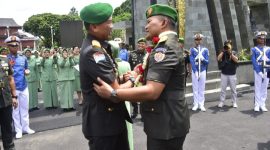 Gubernur Akmil, Mayor Jenderal TNI R. Sidharta Wisnu Graha melepas Wakil Gubernur Akmil, Brigadir Jenderal TNI Sapto Widhi Nugroho di pintu satu Kesatrian Akademi Militer, Selasa (8/1/2024).