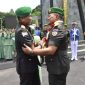 Gubernur Akmil, Mayor Jenderal TNI R. Sidharta Wisnu Graha melepas Wakil Gubernur Akmil, Brigadir Jenderal TNI Sapto Widhi Nugroho di pintu satu Kesatrian Akademi Militer, Selasa (8/1/2024).
