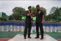 Brigjen TNI Kristomei Sianturi dan Kolonel Inf Ali Akhwan dalam acara tradisi penerimaan dan pelepasan Komandan Resimen Taruna (Danmentar) di Lapangan Resimen Taruna Akmil, Selasa (8/1/2024).