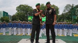 Brigjen TNI Kristomei Sianturi dan Kolonel Inf Ali Akhwan dalam acara tradisi penerimaan dan pelepasan Komandan Resimen Taruna (Danmentar) di Lapangan Resimen Taruna Akmil, Selasa (8/1/2024).