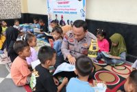 Aipda Sugimin, di tengah anak-anak di Perpustakaan Keliling desanya, Desa Geneng kecamatan Mijen, Demak, Minggu (12/1/2025).