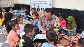Aipda Sugimin, di tengah anak-anak di Perpustakaan Keliling desanya, Desa Geneng kecamatan Mijen, Demak, Minggu (12/1/2025).