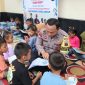 Aipda Sugimin, di tengah anak-anak di Perpustakaan Keliling desanya, Desa Geneng kecamatan Mijen, Demak, Minggu (12/1/2025).