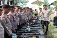 Kapolres Demak  pimpin pemeriksaan senjata api dinas di lapangan Wicaksana Laghawa Polres Demak, Senin (13/1/2025).