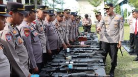 Kapolres Demak  pimpin pemeriksaan senjata api dinas di lapangan Wicaksana Laghawa Polres Demak, Senin (13/1/2025).