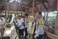 Jajaran Polres Demak turun langsung mengedukasi peternakan di wilayah Kabupaten Demak terkait adanya virus PMK di wilayah lain.