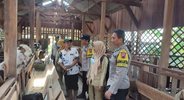 Jajaran Polres Demak turun langsung mengedukasi peternakan di wilayah Kabupaten Demak terkait adanya virus PMK di wilayah lain.