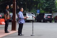 Penjabat (Pj.) Bupati Kudus, Herda Helapel memimpin apel pagi di halaman Pendapa Kabupaten Kudus, Selasa (14/1/2025).