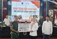 Dandim 0716/Demak, Letkol Kav Maryoto selaku Ketua Bulan Dana PMI Tahun 2024 menyerahkan hasil Bulan Dana PMI Kepada Bupati Demak, Bupati Demak, Eisti'ana di Pendopo Satya Bhakti Praja, Selasa (14/1/2025).