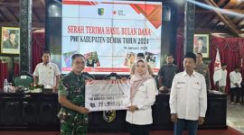 Dandim 0716/Demak, Letkol Kav Maryoto selaku Ketua Bulan Dana PMI Tahun 2024 menyerahkan hasil Bulan Dana PMI Kepada Bupati Demak, Bupati Demak, Eisti'ana di Pendopo Satya Bhakti Praja, Selasa (14/1/2025).