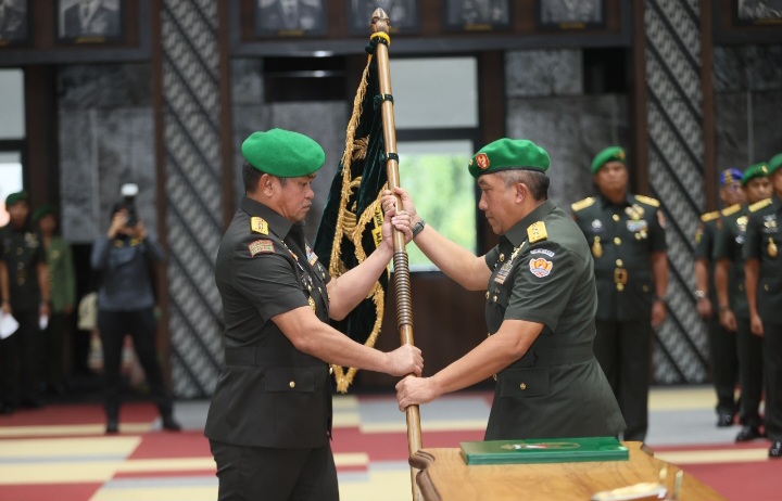 Jabatan Gubernur Akmil diserhterimakan dari Mayjen TNI R. Sidharta Wisnu Graha, kepada Mayjen TNI Arnold Aristoteles Paplapna Ritiauw, di Aula Jenderal Besar A.H. Nasution, Mabesad, Jakarta, Selasa (14/1/2024).