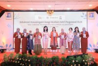 Peluncuran buku Saku Perempuan Cerdas Keuangan di kantor pusat OJK, Selasa (14/1/12025).