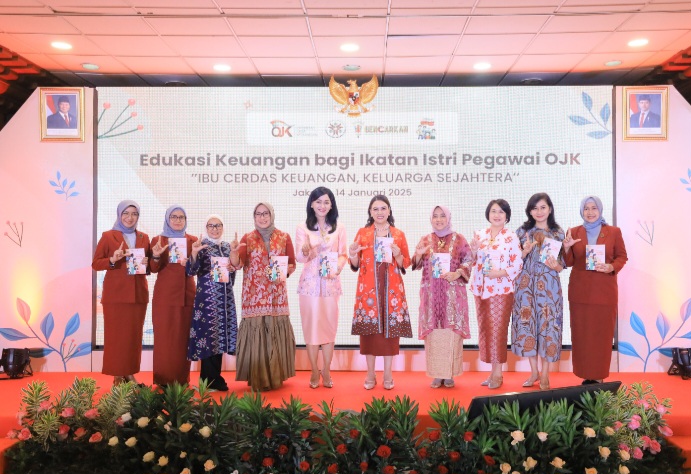 Peluncuran buku Saku Perempuan Cerdas Keuangan di kantor pusat OJK, Selasa (14/1/12025).
