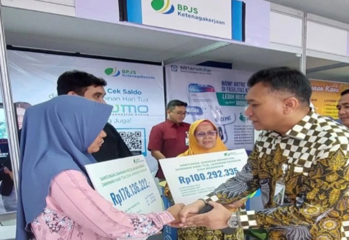 Peringatan Bulan K3 2025, BPJS Ketenagakerjaan Serahkan Santunan Kepada Ahli Waris.