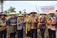 Kepala OJK Provinsi Jawa Tengah,  Sumarjon (kiri) bersama Pj. Gubernur Jawa Tengah Nana Sudjana, Bupati Grobogan Sri Sumarni dan Kelompok Tani Hutan (KTH) pada kegiatan Panen Raya di Desa Tegalsumur, Kecamatan Brati, Kabupaten Grobogan, Selasa (14/1/2025).