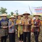 Kepala OJK Provinsi Jawa Tengah,  Sumarjon (kiri) bersama Pj. Gubernur Jawa Tengah Nana Sudjana, Bupati Grobogan Sri Sumarni dan Kelompok Tani Hutan (KTH) pada kegiatan Panen Raya di Desa Tegalsumur, Kecamatan Brati, Kabupaten Grobogan, Selasa (14/1/2025).