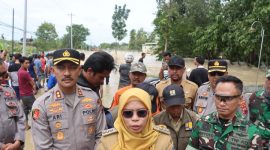 Bupati Demak, Eisti'anah bersama Kapolres Demak, AKBP Ari Cahya Nugraha dan Dandim 0716 Demak, Letkol Kav Maryoto melakukan pengecekan lokasi banjir yang melanda beberapa desa di Kecamatan Kebonagung dan Guntur Kabupaten Demak, Selasa (21/1/2025).
